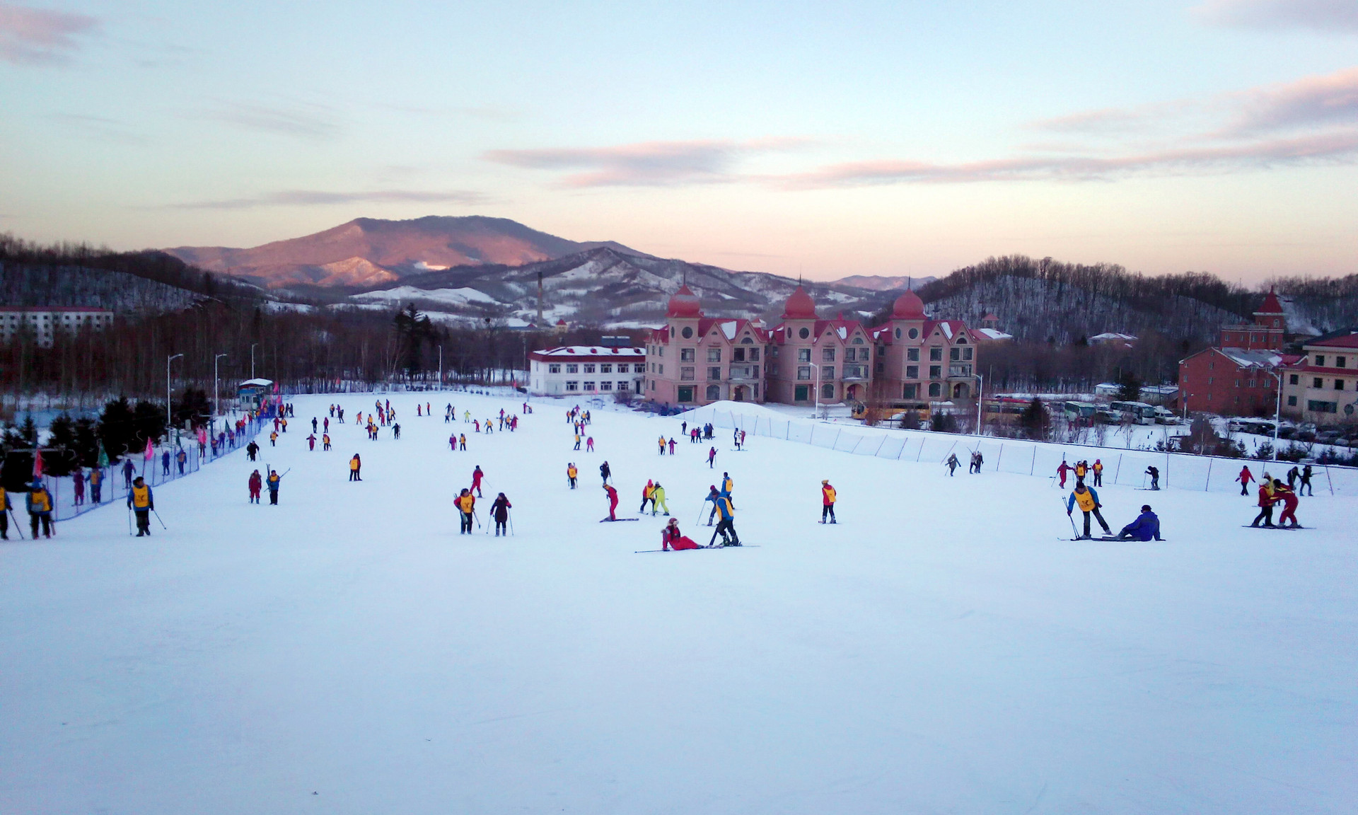 多地启动促进文旅消费活动，北方重点布局冰雪旅游