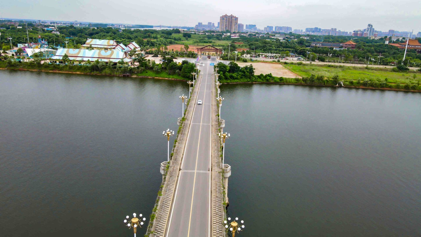 青海湖旅游专用公路预计年内建成通车