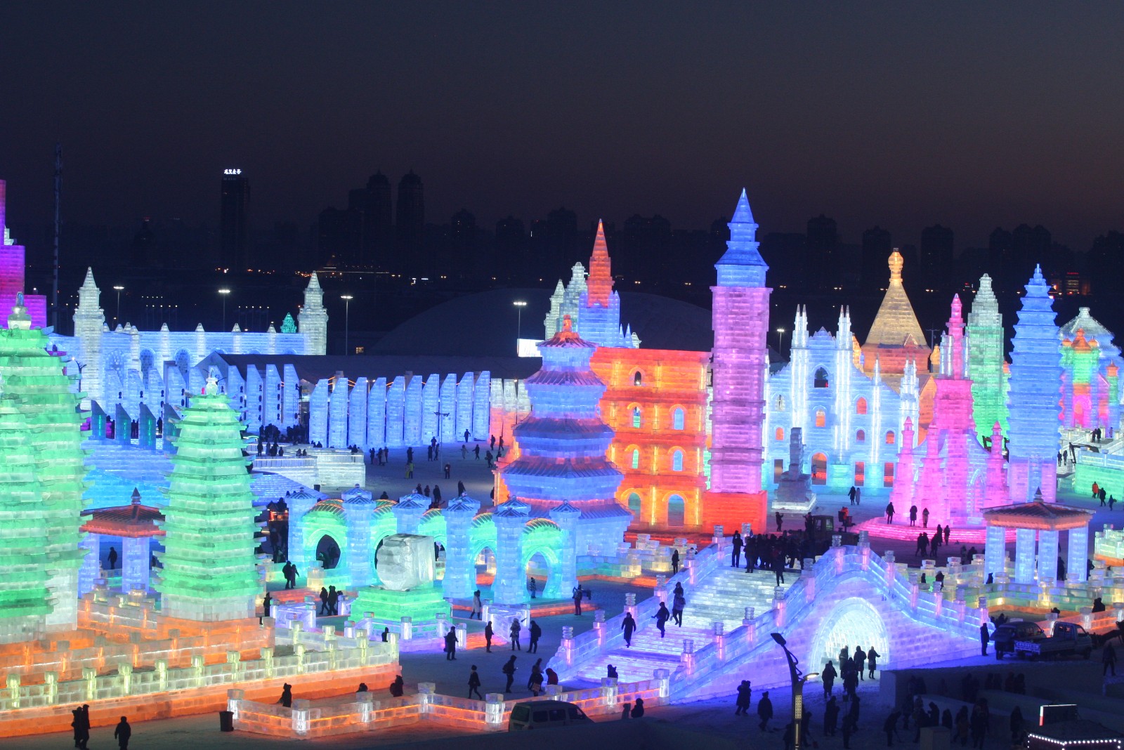 哈尔滨建成世界最大室内冰雪主题乐园